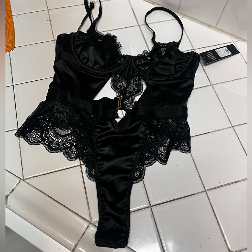 FashionNova bodysuit siE S NWT black